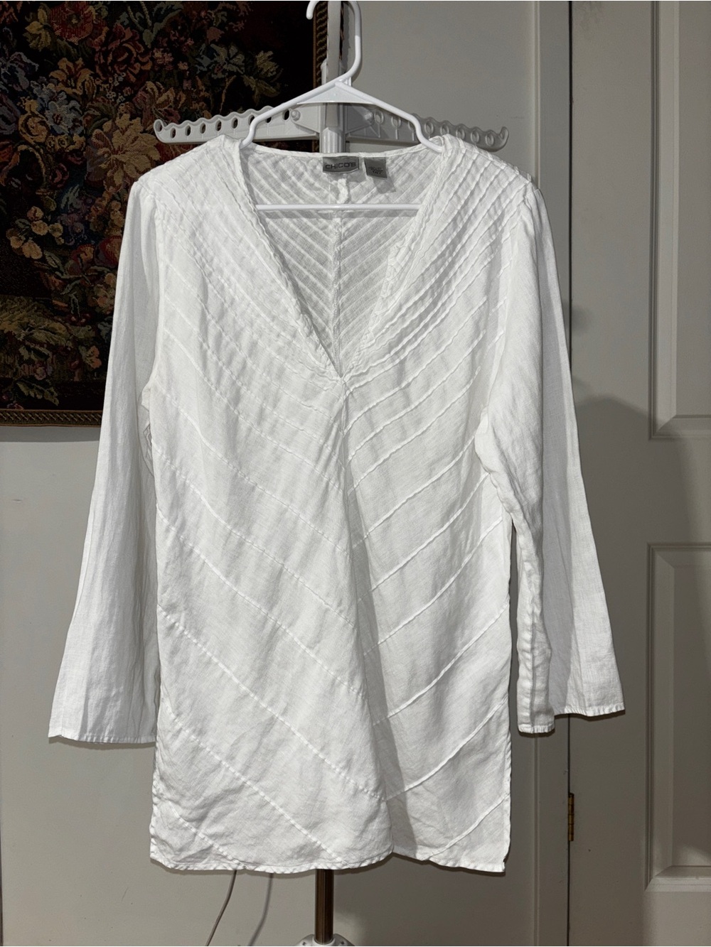 Chico's White V-Neck Diagonal Pintuck Tunic